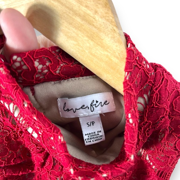 Love Fire Lace High Mock Neck Keyhole Neck Sleeveless Top, Dark Red, Size Small - Picture 4 of 9